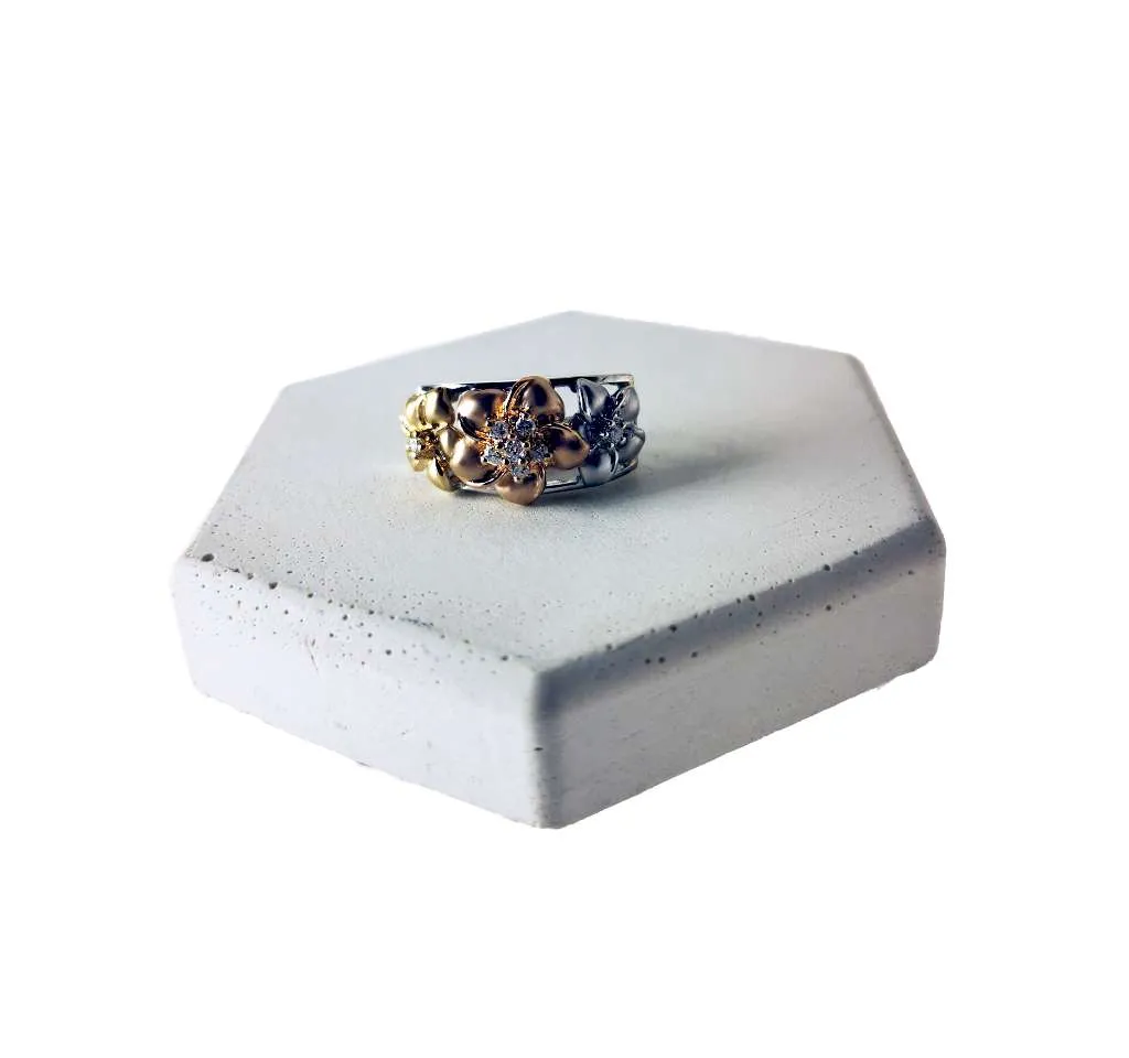 14kt tri-color gold flower style pendant