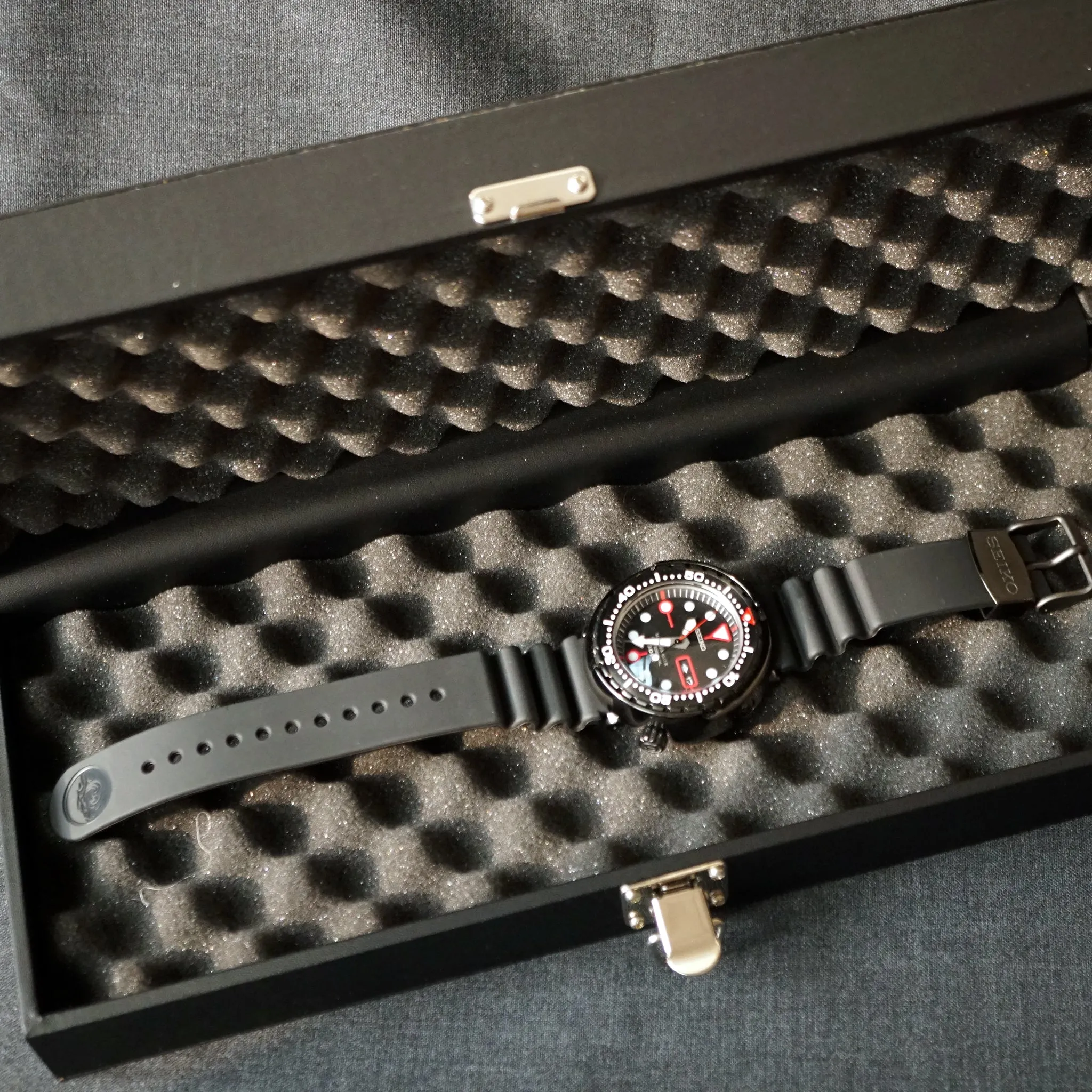 2012 SEIKO MARINEMASTER TUNA 300 GOLGO 13 LIMITED EDITION SBBN023