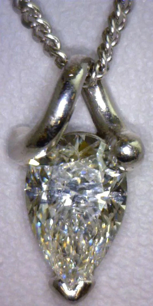 Ladies' 18kt white gold diamond pendant