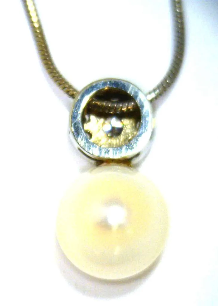 Ladies' 18kt white gold pearl pendant