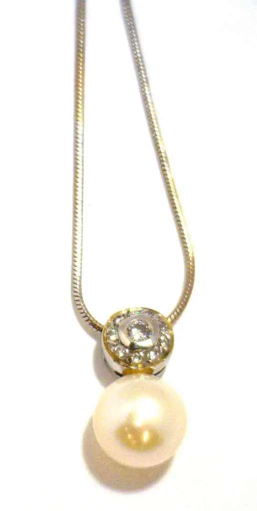 Ladies' 18kt white gold pearl pendant