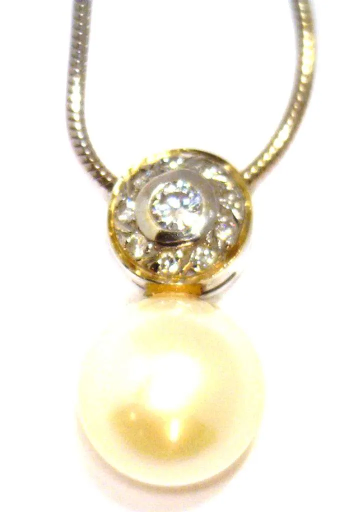 Ladies' 18kt white gold pearl pendant