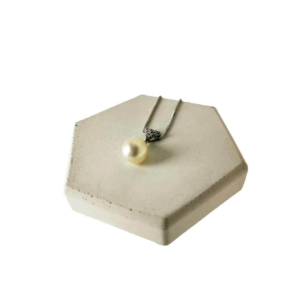 Platinum pearl and diamond pendant