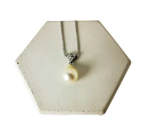 Platinum pearl and diamond pendant